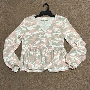 HIATUS pink camo long sleeve blouse/ top. 💕